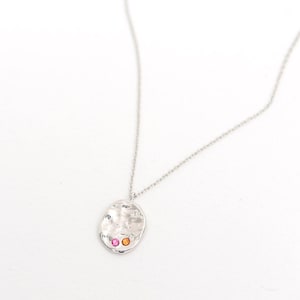 Collar con disco martillado con piedra de nacimiento personalizado/Joyería con piedras de nacimiento para niños, Collar para mamá primeriza, Collar con disco ovalado personalizado, Regalo para abuela 196-2