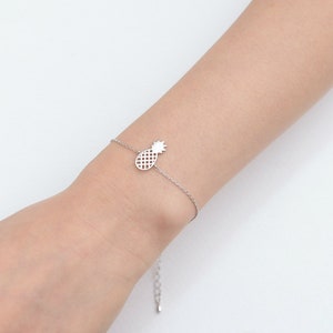 Pulsera delicada de piña con etiqueta con inicial, disponible en oro, plata y oro rosa. Pulsera de piña delicada, ideal para mejores amigas, pulsera de la amistad, idea de regalo BCR118