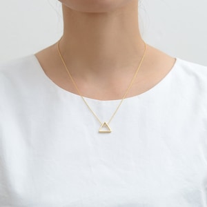 Triángulo flotante con collar de etiqueta inicial / collar de triángulo, collar de triángulo de contorno, etiqueta de disco, collar inicial de dama de honor NCR095