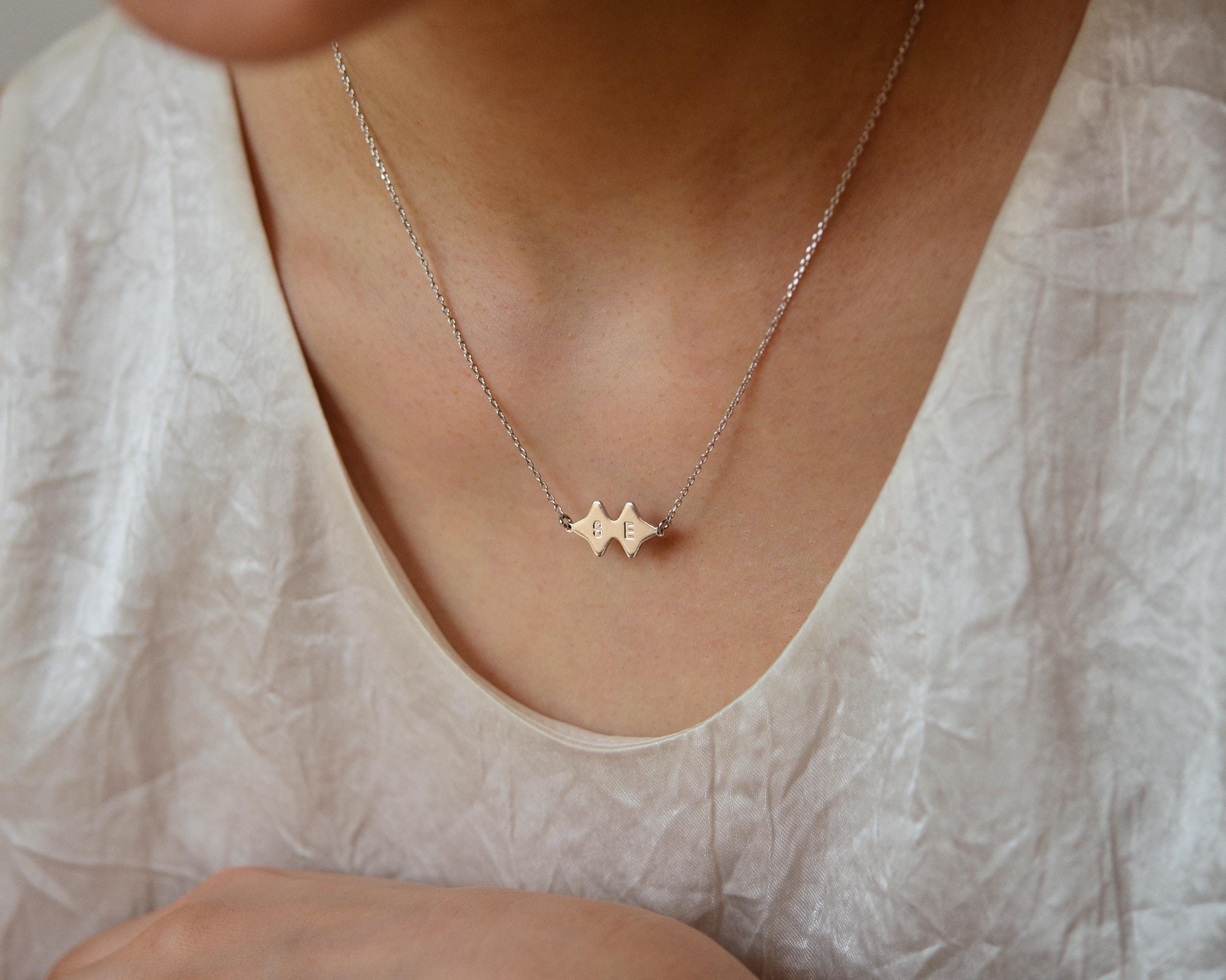 パーソナライズされたスターペンダントネックレス：カスタムイニシャル天体ジュエリー - Etsy 日本