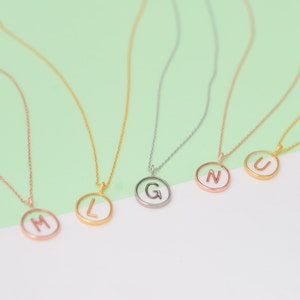 Collar de disco de letras iniciales del alfabeto personalizado A-Z en resina epoxi transparente • Collar de disco inicial redondo • Regalo personalizado para mamá 246