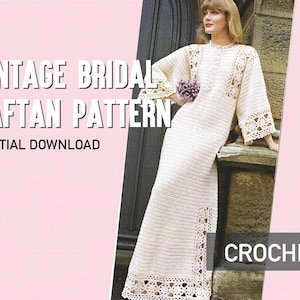 Puede incluir: Patrón de crochet para kaftán de novia vintage, descarga digital. El patrón presenta un kaftán de crochet blanco con un borde de encaje y mangas largas. La modelo lleva el kaftán y está de pie frente a una pared de piedra.