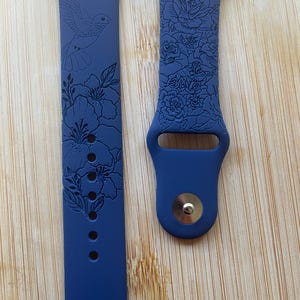 Motif gravé sur le thème des colibris et des roses sur un bracelet en silicone compatible avec l&#39;Apple Watch et la Galaxy Watch.