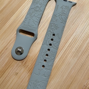 Anime Themen, verwandeln Bösewicht gravierte Design auf einem Silikonarmband kompatibel mit Apple Watch und Galaxy Watch.