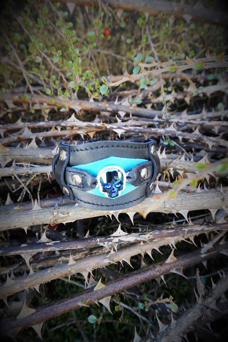 crystal head bracelet cut in black and turquoise leather
