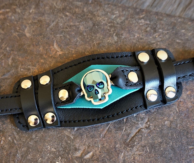 crystal head bracelet cut in black and turquoise leather