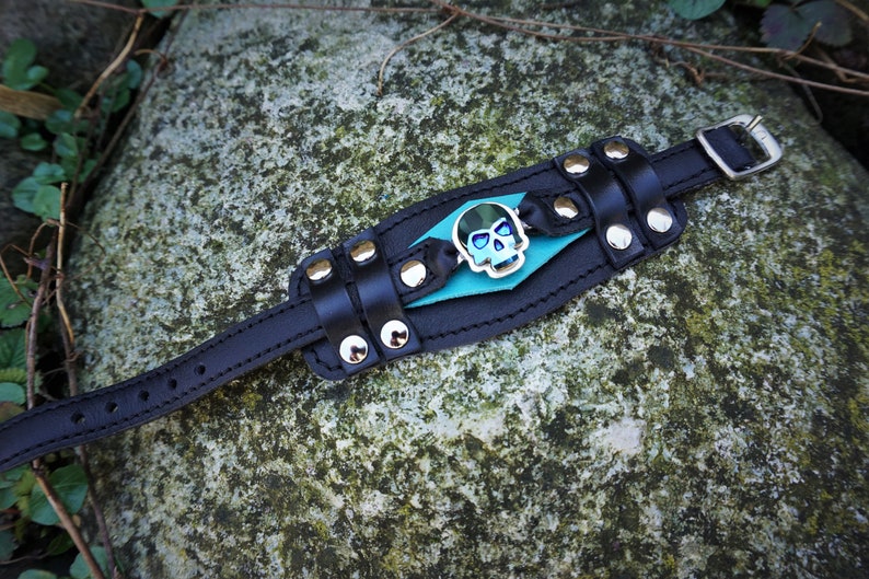 crystal head bracelet cut in black and turquoise leather