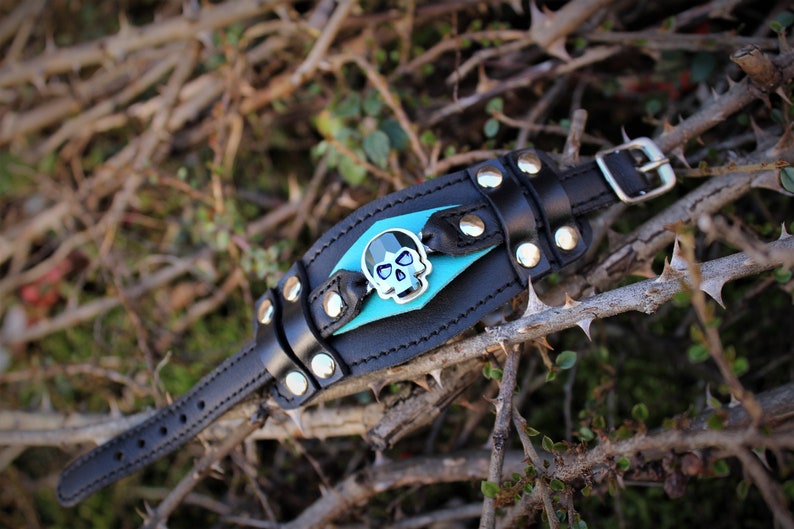 crystal head bracelet cut in black and turquoise leather