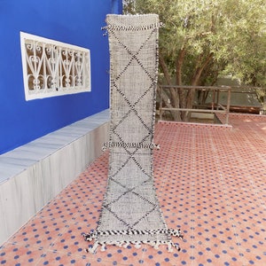 Alfombra de corredor Beni Ourain: Hanbel marroquí de lana de tejido plano (333 cm x 63 cm) imagen 1