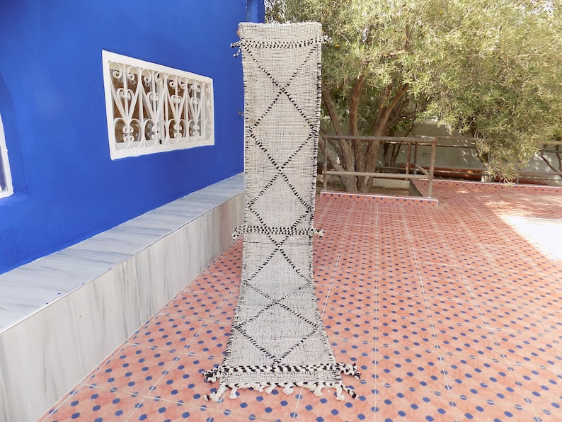 Alfombra de corredor Beni Ourain: Hanbel marroquí de lana de tejido plano (333 cm x 63 cm) imagen 1