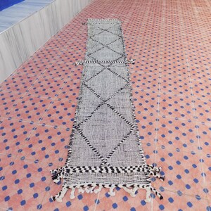 Alfombra de corredor Beni Ourain: Hanbel marroquí de lana de tejido plano (333 cm x 63 cm) imagen 2