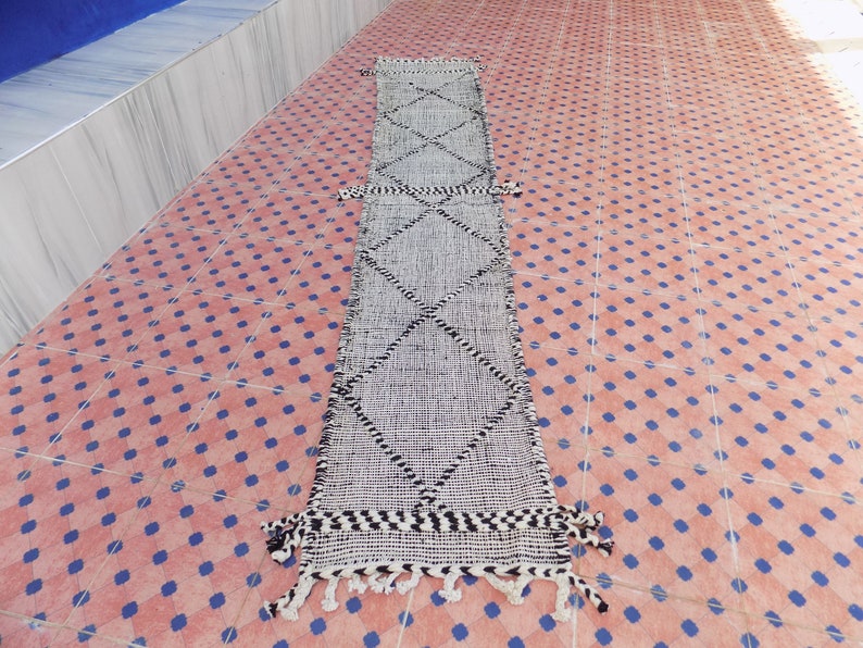 Alfombra de corredor Beni Ourain: Hanbel marroquí de lana de tejido plano (333 cm x 63 cm) imagen 2