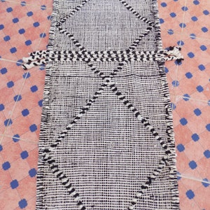 Alfombra de corredor Beni Ourain: Hanbel marroquí de lana de tejido plano (333 cm x 63 cm) imagen 4