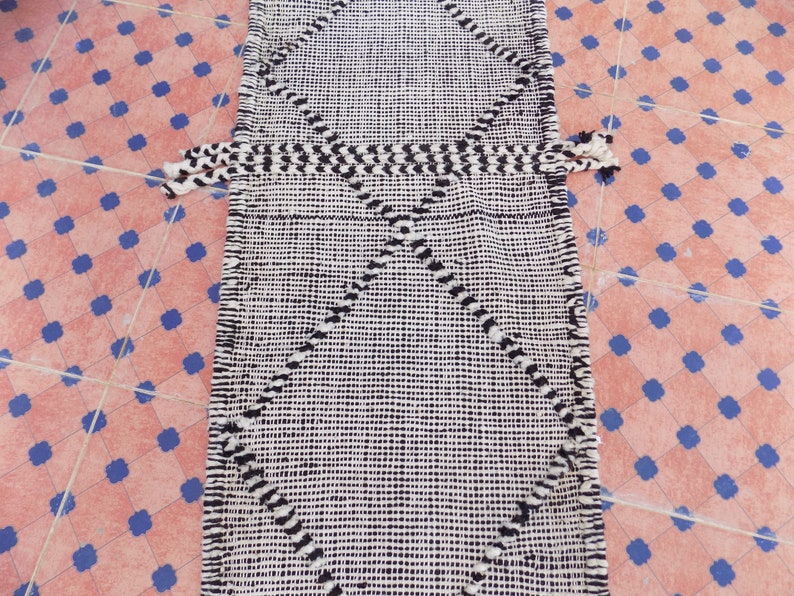 Alfombra de corredor Beni Ourain: Hanbel marroquí de lana de tejido plano (333 cm x 63 cm) imagen 4
