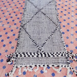Alfombra de corredor Beni Ourain: Hanbel marroquí de lana de tejido plano (333 cm x 63 cm) imagen 5