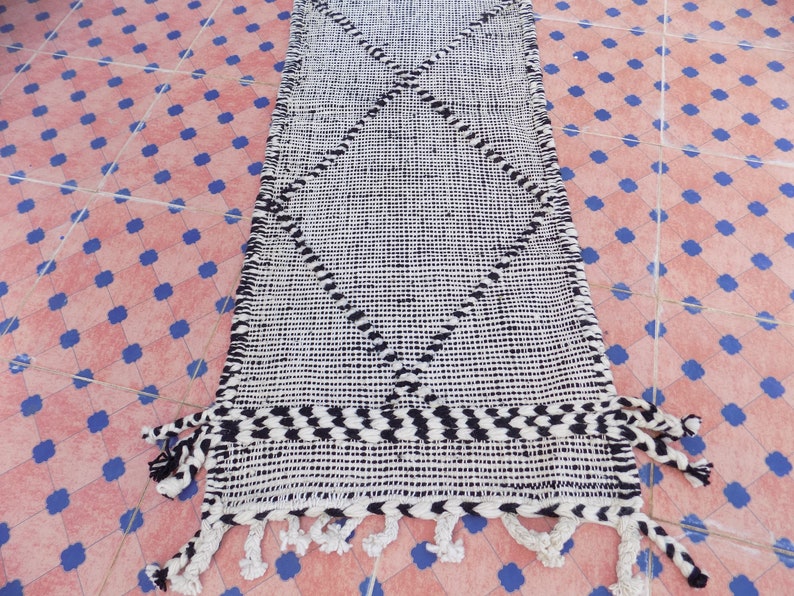 Alfombra de corredor Beni Ourain: Hanbel marroquí de lana de tejido plano (333 cm x 63 cm) imagen 5