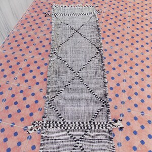 Alfombra de corredor Beni Ourain: Hanbel marroquí de lana de tejido plano (333 cm x 63 cm) imagen 3