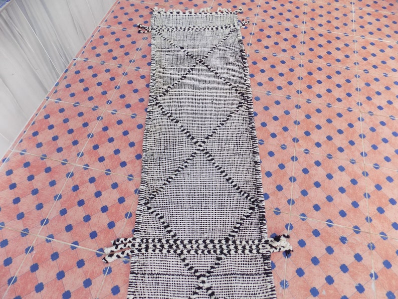 Alfombra de corredor Beni Ourain: Hanbel marroquí de lana de tejido plano (333 cm x 63 cm) imagen 3
