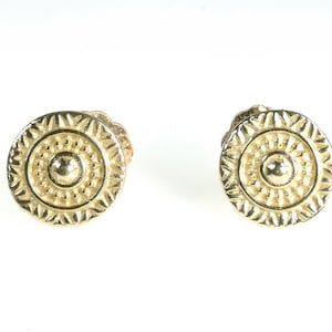 Ethno 14k Ohrstecker. Handgemachte runde geschnitzte texturierte detaillierte Ohrstecker. Boho Ohrstecker. Geburtstags-Weihnachtsjubiläumsgeschenke Scheibe