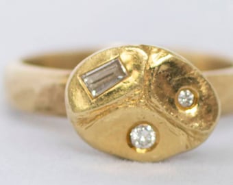 Förlovningsring med diamant i 18 karat guld, storlek 7 3/4, unik texturerad ring