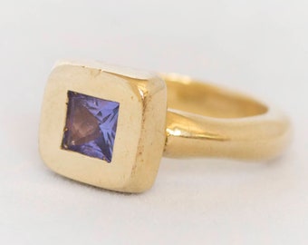 Handgjord ring med fyrkantig ametist i 14 karat guld: Moderna statement-smycken