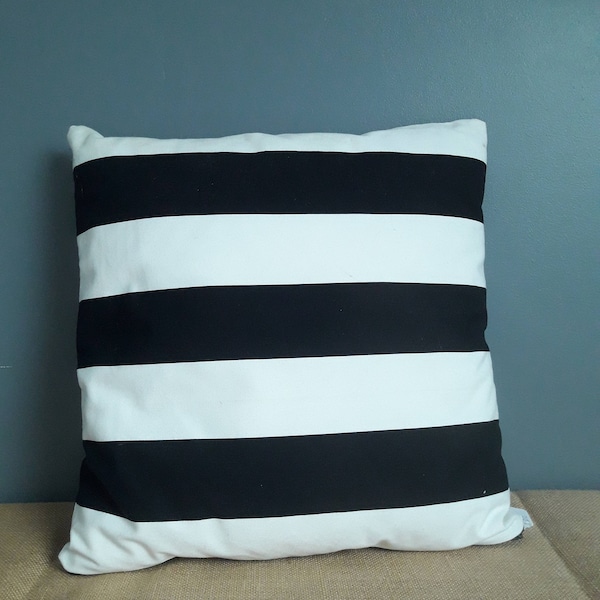 Coussin carré rayé noir et blanc