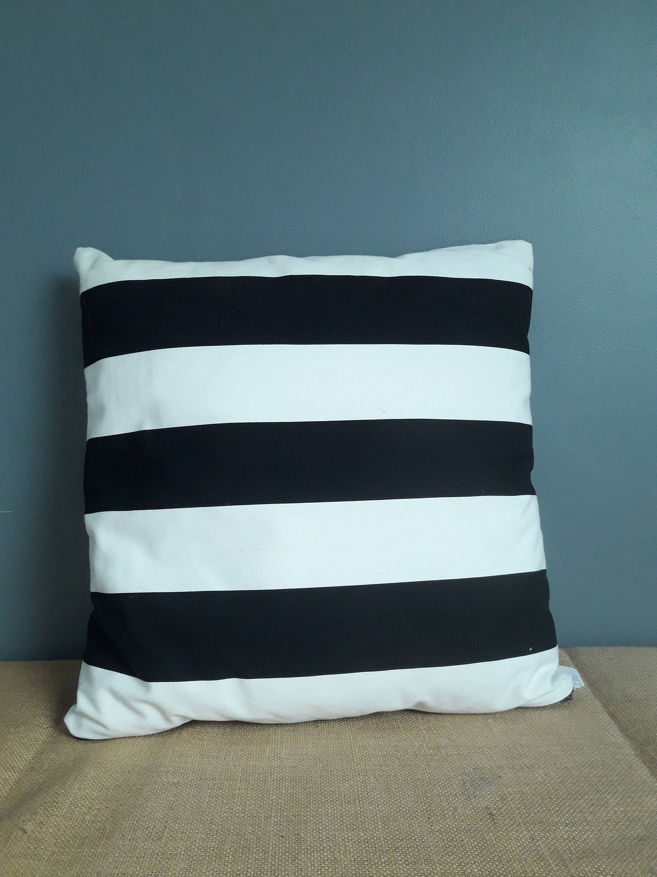 Coussin Carré Rayé Noir et Blanc