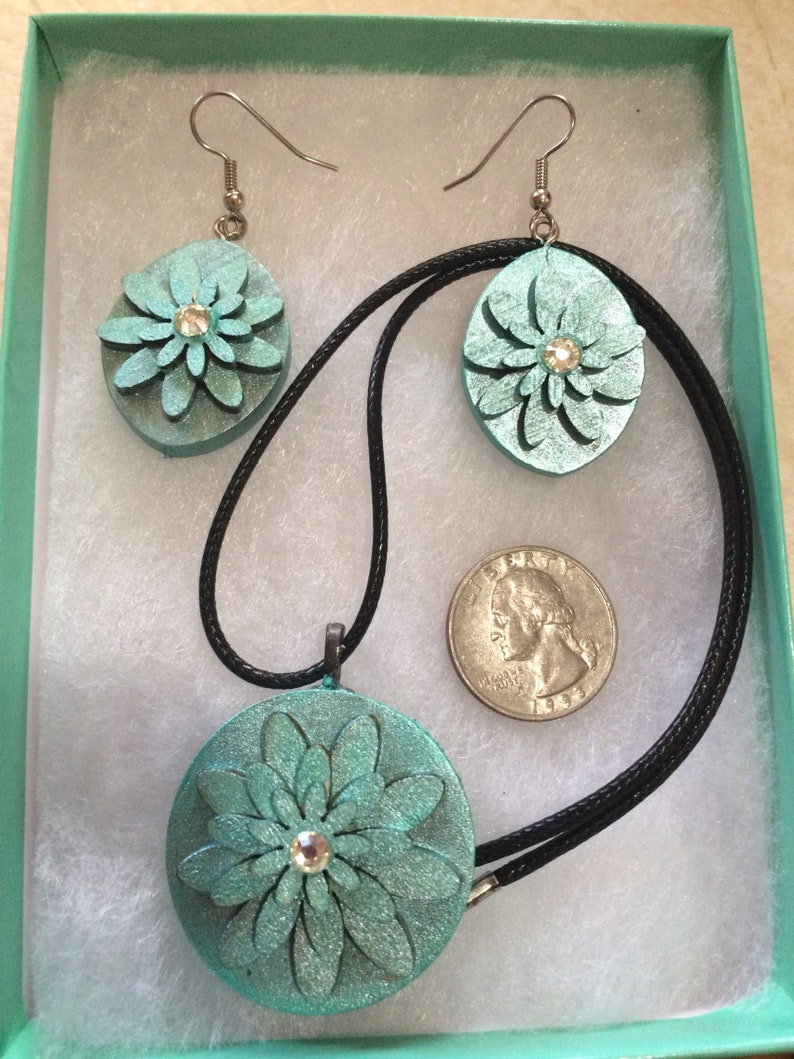 Shimmer turquoise wood flower necklace pendant and earring set