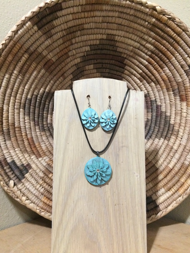 Shimmer turquoise wood flower necklace pendant and earring set