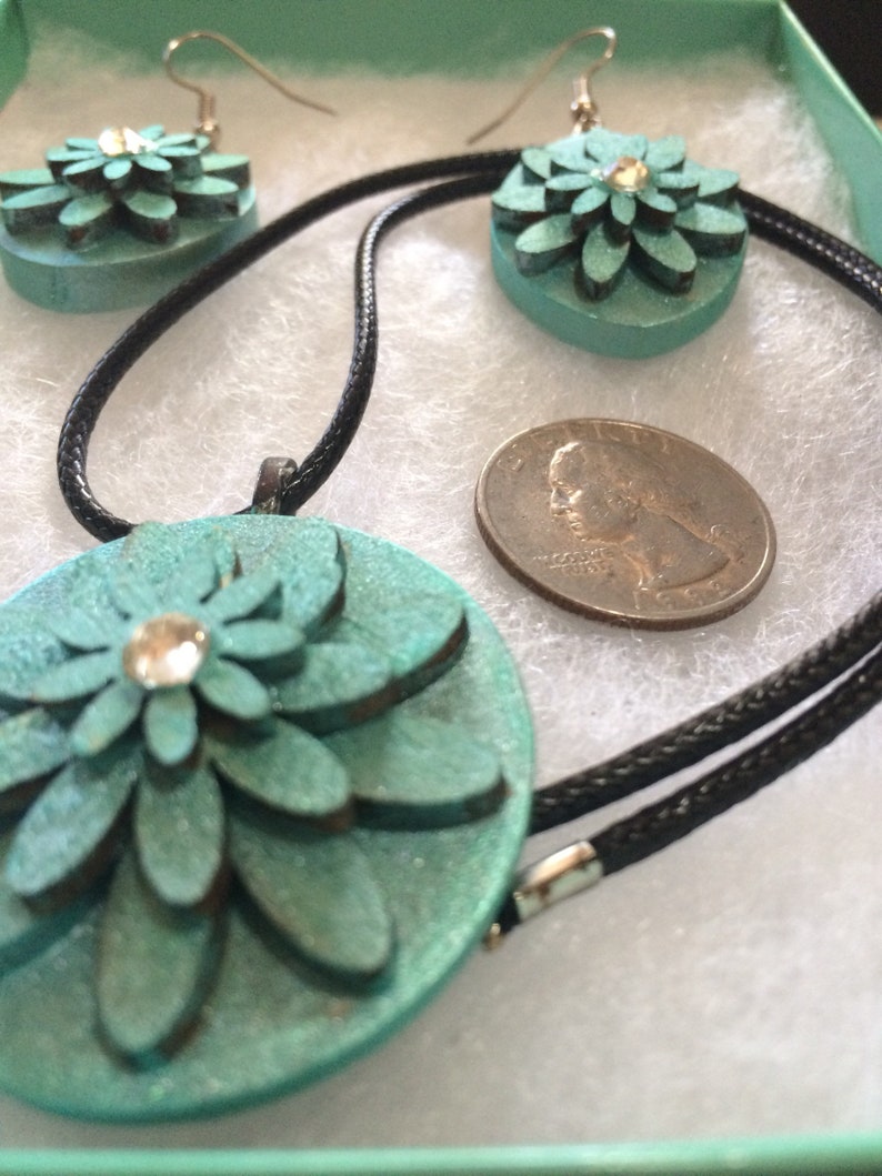 Shimmer turquoise wood flower necklace pendant and earring set