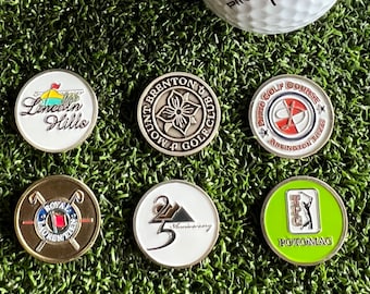 Paquete misterioso de seis marcadores de pelotas de golf de varios campos, abiertos y más, antiguos y nuevos.