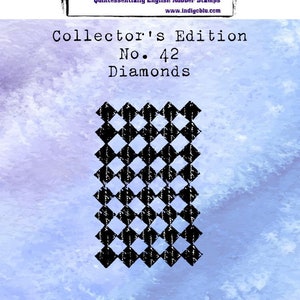 Puede incluir: Sellos de goma negro y blanco con un patrón de diamantes. El sello está etiquetado como "Collector's Edition No. 42 Diamonds" y "IndigoBlu Quintessentially English Rubber Stamps www.indigoblu.com".