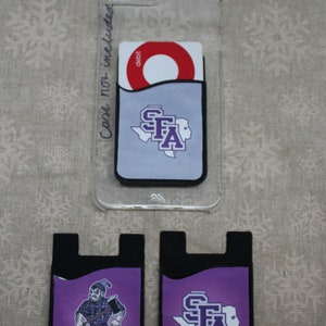 Op de afbeelding: Twee paarse en zwarte telefoonportemonnee-zakjes met een wit SFA-logo en een cartoon-houtvester. De tekst "Case NOT included" staat op een transparante telefoonhoes met een paarse en zwarte telefoonportemonnee-zakje met een wit SFA-logo.