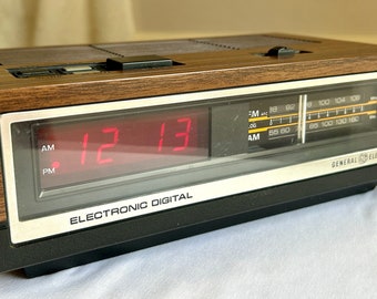 Vintage 1980s GE Handsome Woodgrain Electronic Digital Alarm Clock Radio 7-4640B