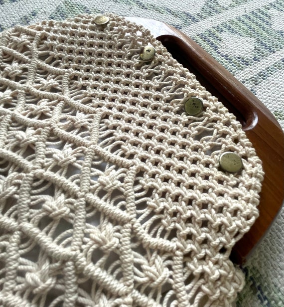 Vintage 1970s Boho Macrame Hand Bag Crochet, Wood… - image 5