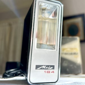 Unità flash elettronica Metz Mecablitz 184 vintage del 1970, funziona! Viene fornito con scatola originale, cavo di alimentazione + manuale, prodotto in Germania