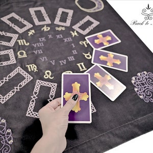 Tessuto dei Tarocchi “12 Case” – Astrologia / Ritorno alla Magia / Tappetino per Altare in Velluto Ricamato con Fodera e Nappe (70×70 cm)