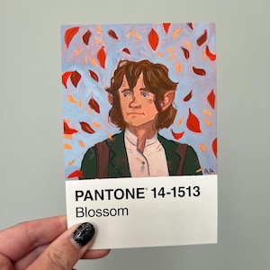Könnte beinhalten: Ein Porträt einer Figur mit spitzen Ohren, die eine grüne Jacke und ein weißes Hemd trägt, vor einem blauen Hintergrund mit orangefarbenen und roten Blättern. Das Bild enthält ein Pantone-Farbfeld mit der Bezeichnung "Blossom".