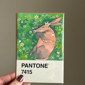 Pantone 7415 Oso hormiguero entre flores silvestres Pintura al gouache Postales Pantone