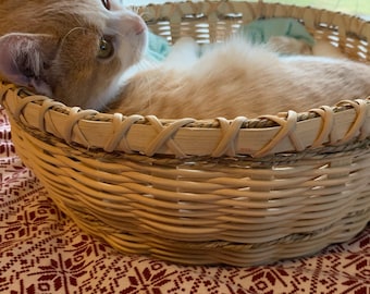 Hand-Woven Wickerwork Round Cat Basket - Customizable