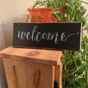 Welcome Knotty Pine Sign - Black
