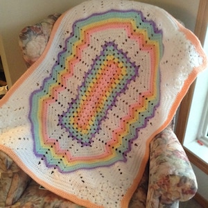 Manta de bebé tejida a crochet con arcoíris