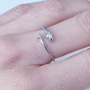 Bague de dauphin en argent réglable Bijoux d’animaux minimalistes Bague enveloppante de dauphin autour de la bague en argent sterling 925 Bague empilable réglable