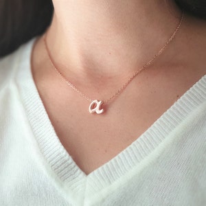 Collar inicial de capas pequeñas Collar de letras cursivas inicial minúscula Regalo de dama de honor personalizado Regalo de boda minimalista