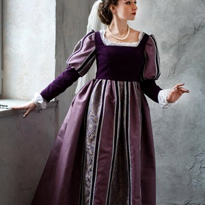 Italian Renaissance gown. Custom mrdieval dress early XVI century. Renaissance dress violet color robe renaissance. Medieval gown Borgia