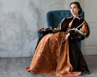 Kostuum van een renaissancekoningin. Jurk van een edelvrouw uit de 16e eeuw. Middeleeuwse outfit van de Borgia's.