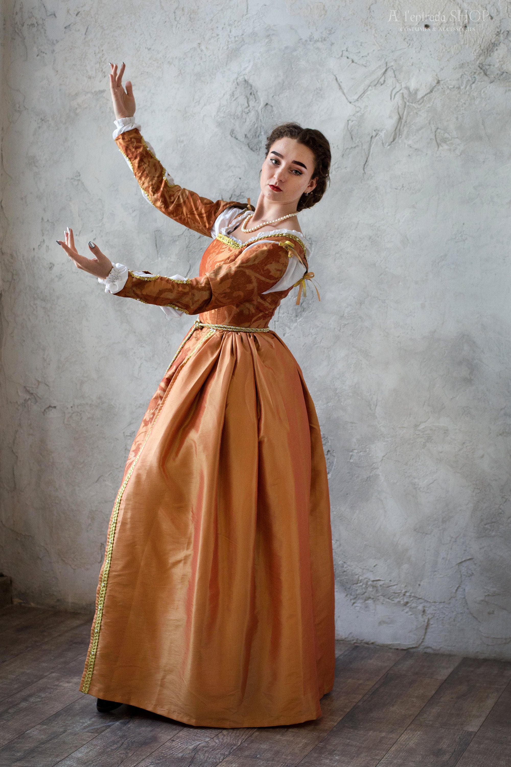 ルネッサンスドレス、15世紀イタリアの舞踏会用ガウン。中世の女性用