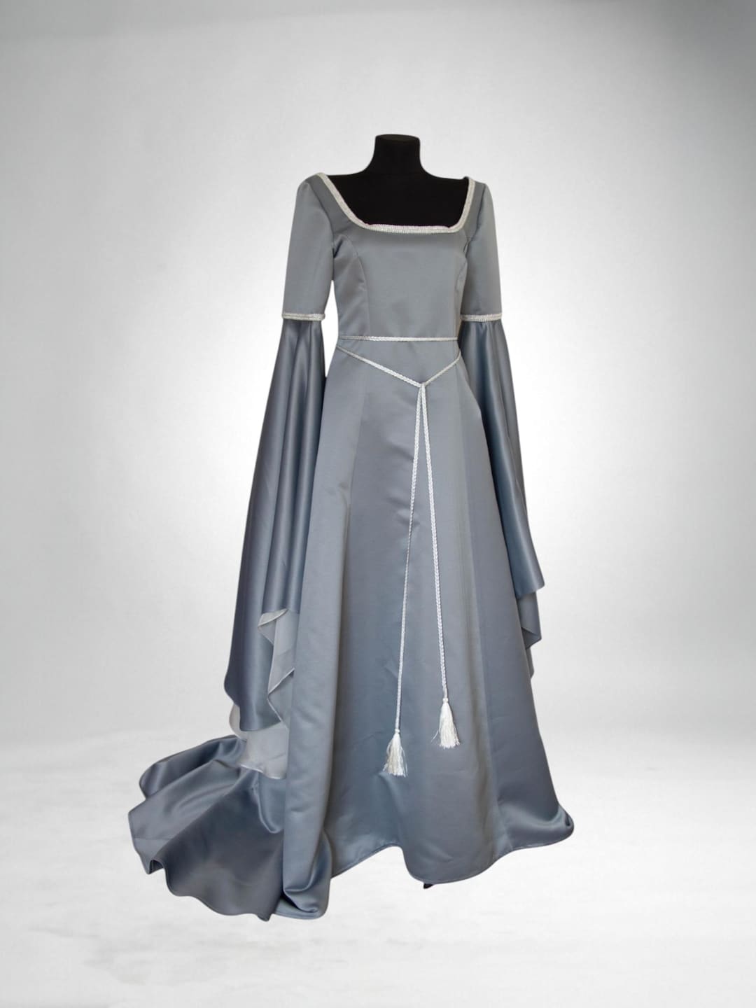 Elegante abito da sposa medievale in stile elfico con lungo