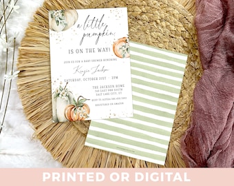Może przedstawiać: Zaproszenie na baby shower z motywem dyni. Zaproszenie zawiera tekst "a little pumpkin is on the way!" z dyniami i kwiatowymi akcentami. Tył zaproszenia ma zielono-białe paski. Tekst na dole brzmi "Printed or Digital".