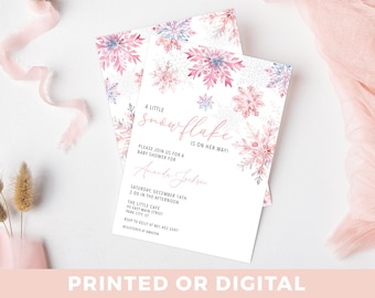 Pode incluir: Um convite de chá de bebê branco com flocos de neve rosa e azul em aquarela. O texto diz "A Little Snowflake is on her way!" e inclui a data, a hora e o local do evento. O convite é impresso com as palavras "Printed or Digital" na parte inferior.